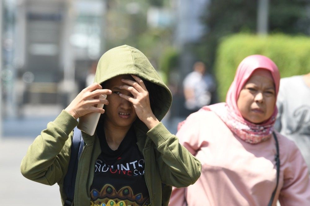 Cuaca Semarang Panas Gerah, Warga Minum Air 3 Liter Sehari