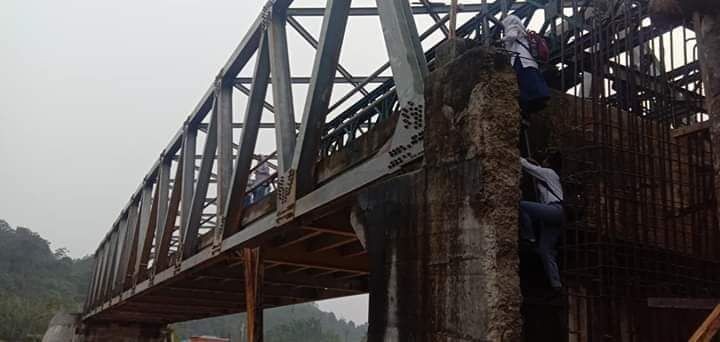 Demi Sekolah, Pelajar di Madina Terpaksa Panjat Jembatan Mangkrak