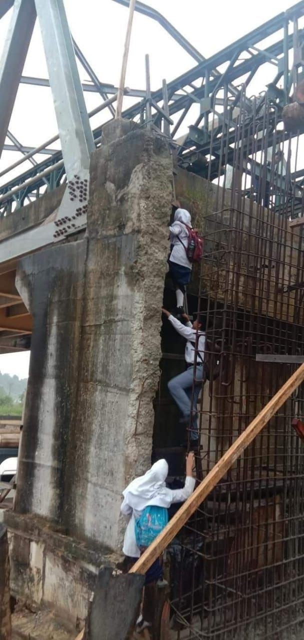 Demi Sekolah, Pelajar di Madina Terpaksa Panjat Jembatan Mangkrak