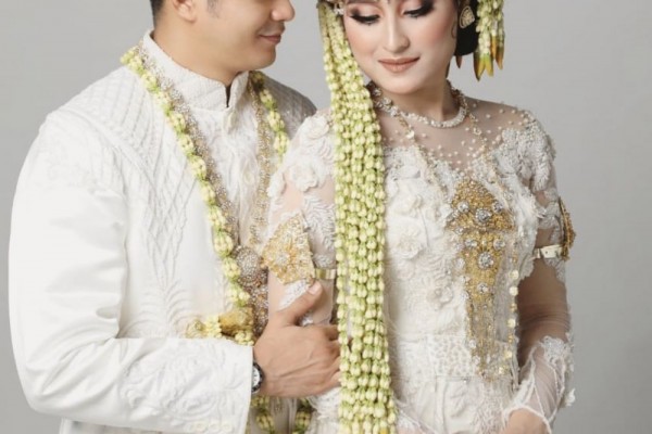 Dikira Nikahan, 10 Pemotretan Adly Fayruz dan Pacar yang Mesra Abis!