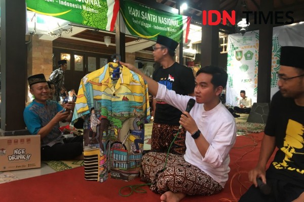 Gibran Bagikan Baju Gambar Jokowi-Prabowo, Ternyata Ada Maknanya Lho!