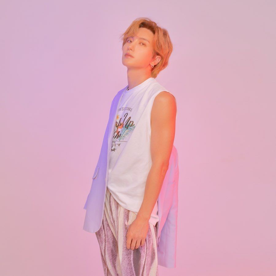 Makin Cool! 10 Pesona Leeteuk Super Junior dengan Gaya Rambut Gondrong