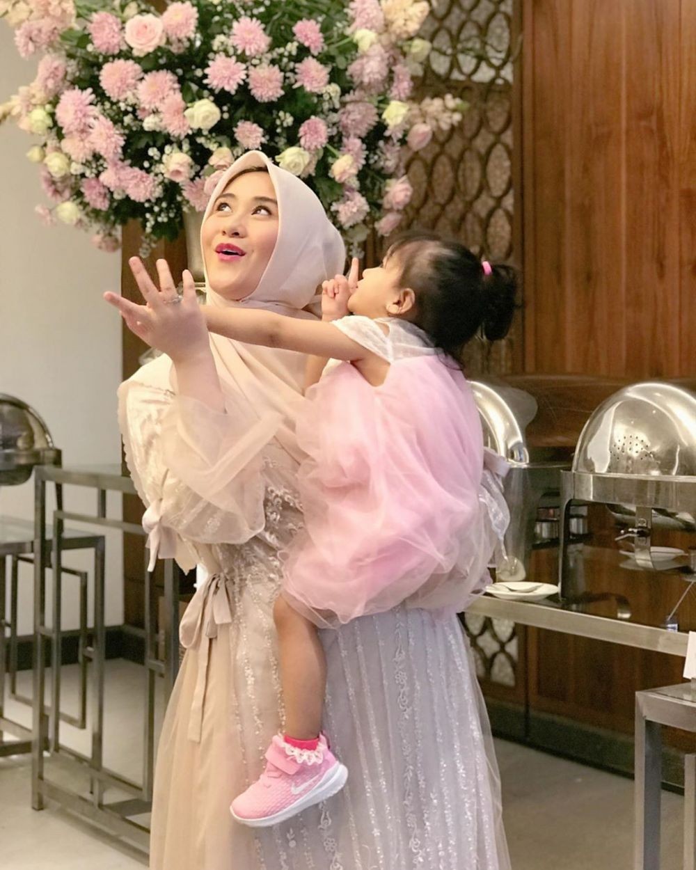 Simpel tapi Elegan! Intip 7 Dekorasi Lamaran Citra Kirana-Rezky Aditya
