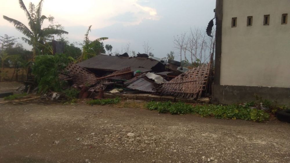 Satu Rumah Ambruk dan Belasan Rusak akibat Diterjang Angin Kencang  