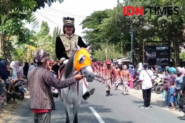 Ribuan Warga Pleret Antusias Saksikan Tradisi Kirab Bedol Projo