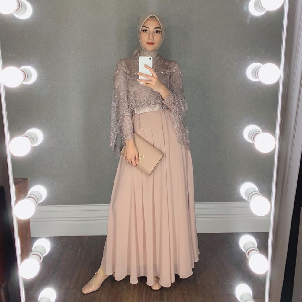 Kebaya Hijab ala Citra Kirana, Referensi Tampil Glamour nan Elegan