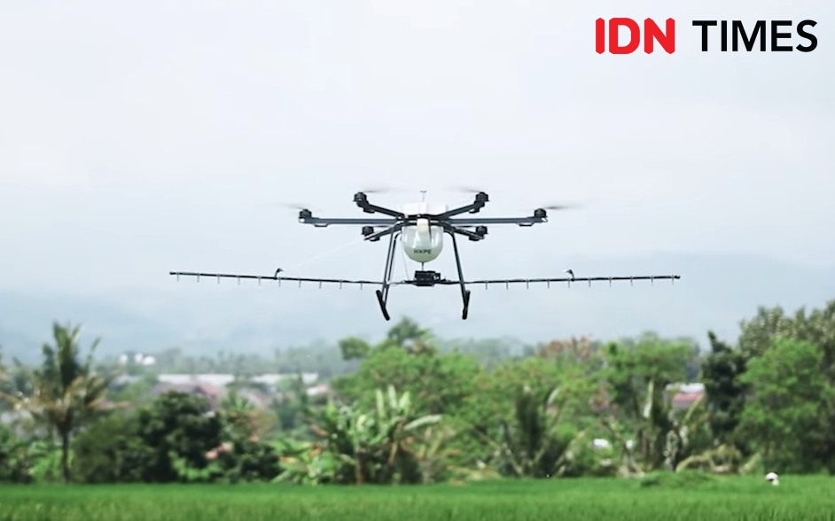Petani Pakai Drone HOPE Semprot Pupuk dan Obat Hama Dari Udara
