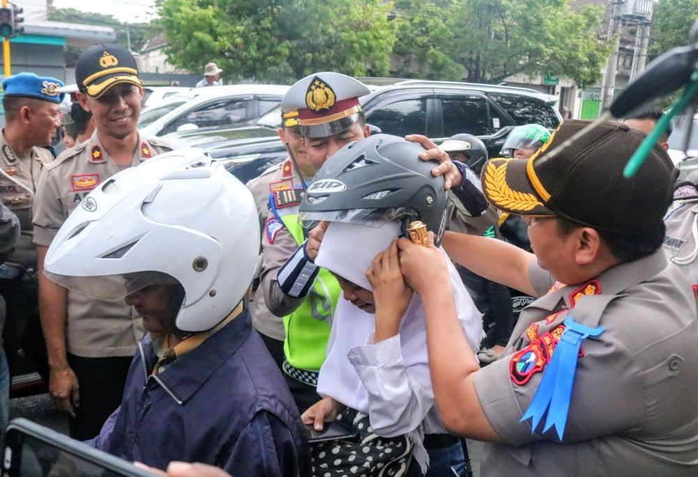Gelar Operasi Zebra 2019, Polres Malang Kota Bagikan Bunga dan Helm