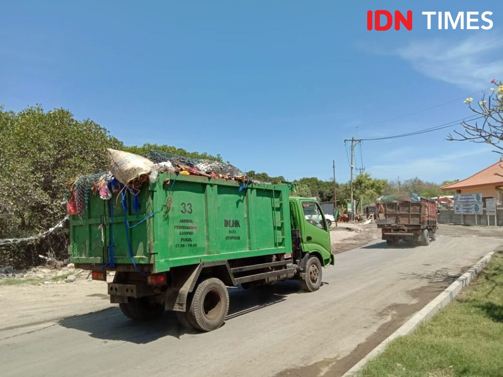 10 Hari Antre di TPS Denpasar, Petugas Pengangkut Bawa Pulang Sampah