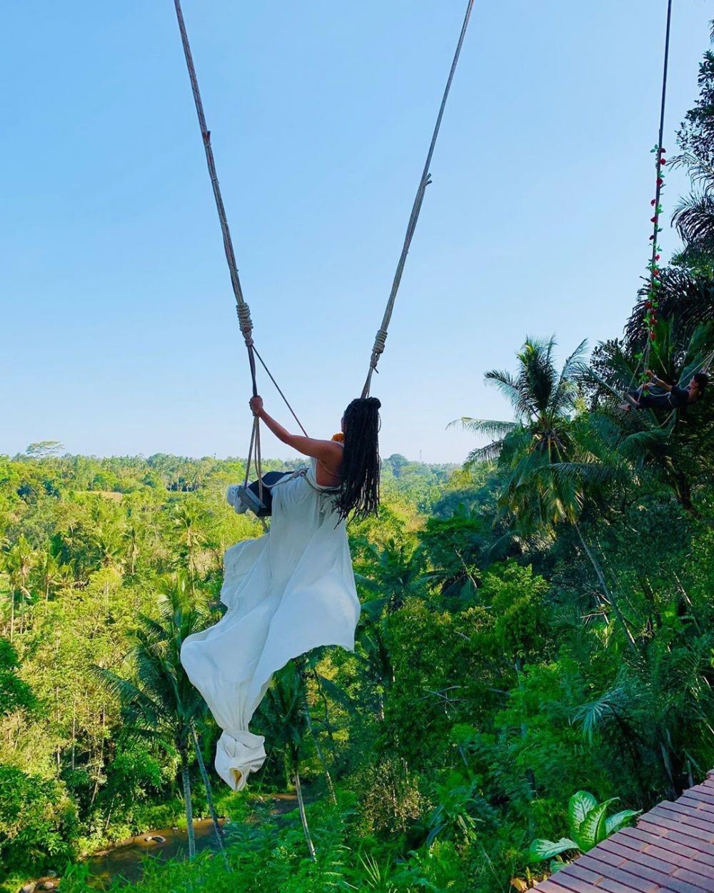 Lebih Energik, 9 Potret Dewi Perssik dengan Gaya Rambut Cornrows