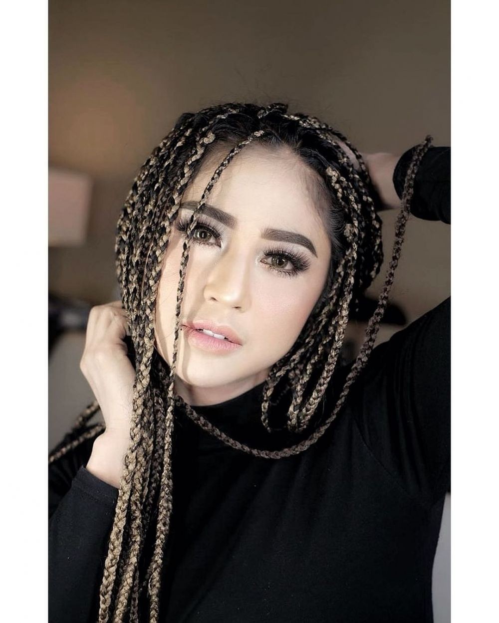 Lebih Energik, 9 Potret Dewi Perssik dengan Gaya Rambut Cornrows