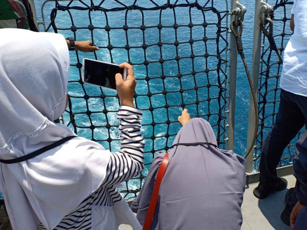 [FOTO] Isak Tangis Keluarga Korban Lion Air JT 610 Saat Tabur Bunga