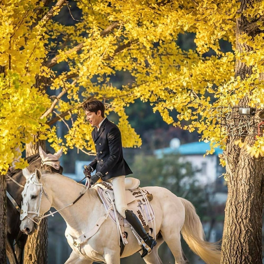 10 Potret Gagah Lee Min Ho Berkuda di The King: Eternal Monarch