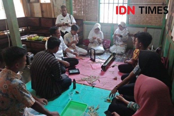 Wayang Suket Kerajinan Dari Rumput Khas Purbalingga Yang Nyaris Punah