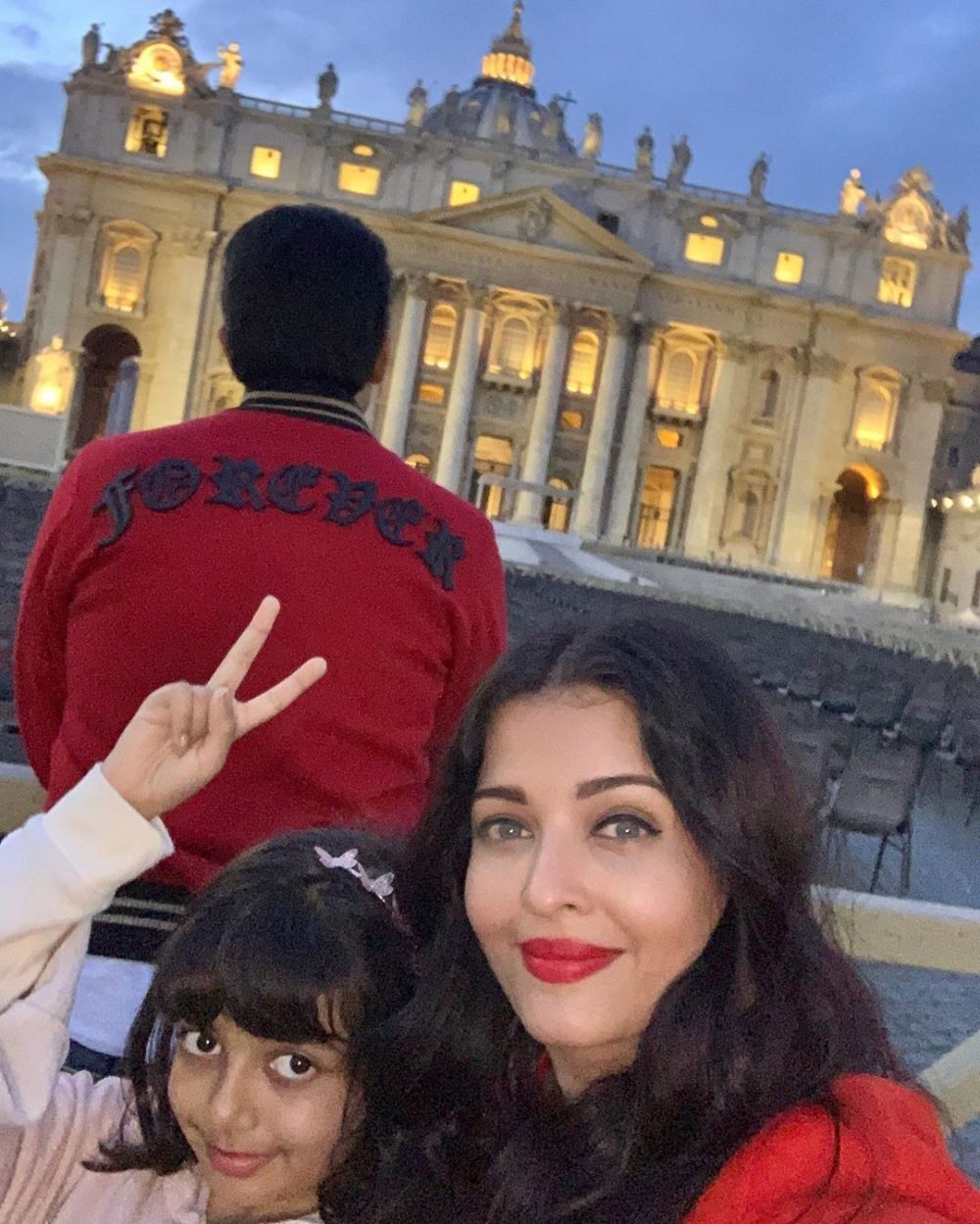 10 Momen Mesra Aishwarya Rai & Abhishek saat Rayakan Ultah ke-46 di Roma