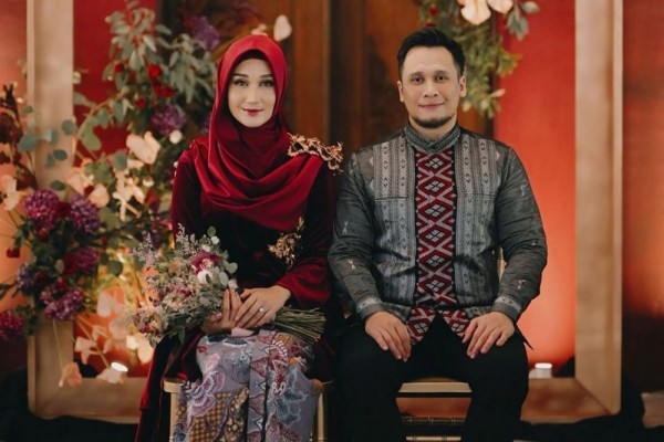  Dekorasi  Lamaran  Dian Pelangi dan Sandy Tema Merah Maroon 