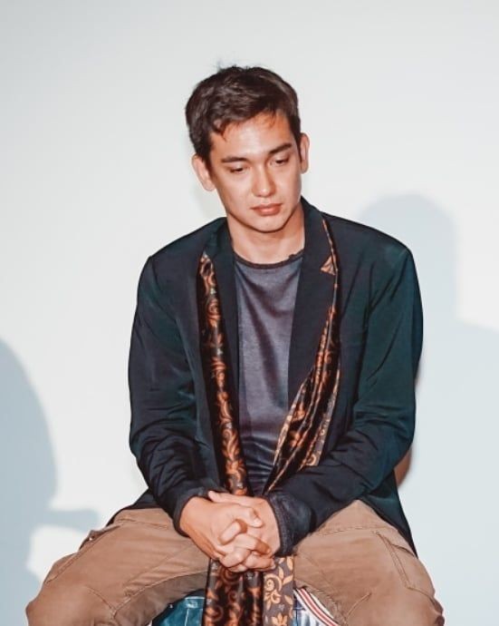 10 Gaya Kece Adipati Dolken yang Makin Memikat