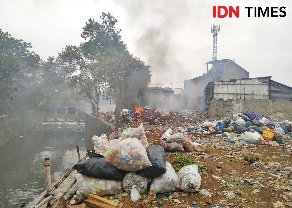 [FOTO] Melihat Sampah Kota Bandung yang Hanyut ke Kabupaten