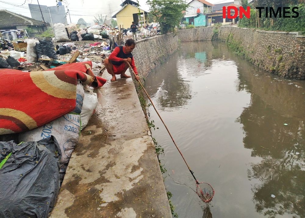 [FOTO] Melihat Sampah Kota Bandung yang Hanyut ke Kabupaten