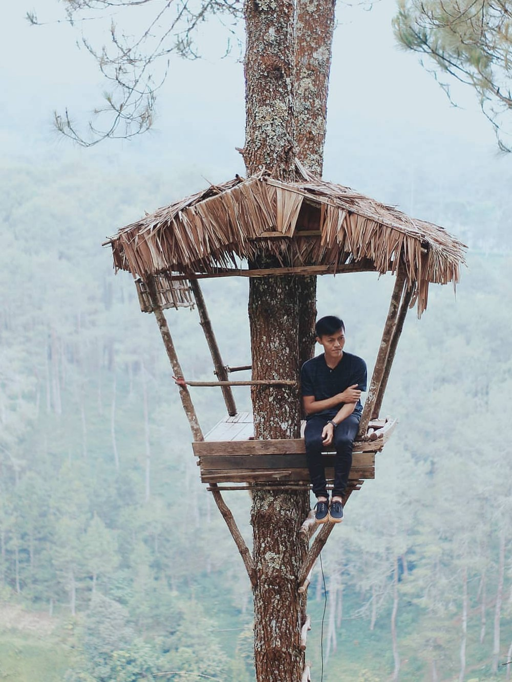 Mengunjungi Kesegaran Curug Layung di Kaki Gunung Burangrang