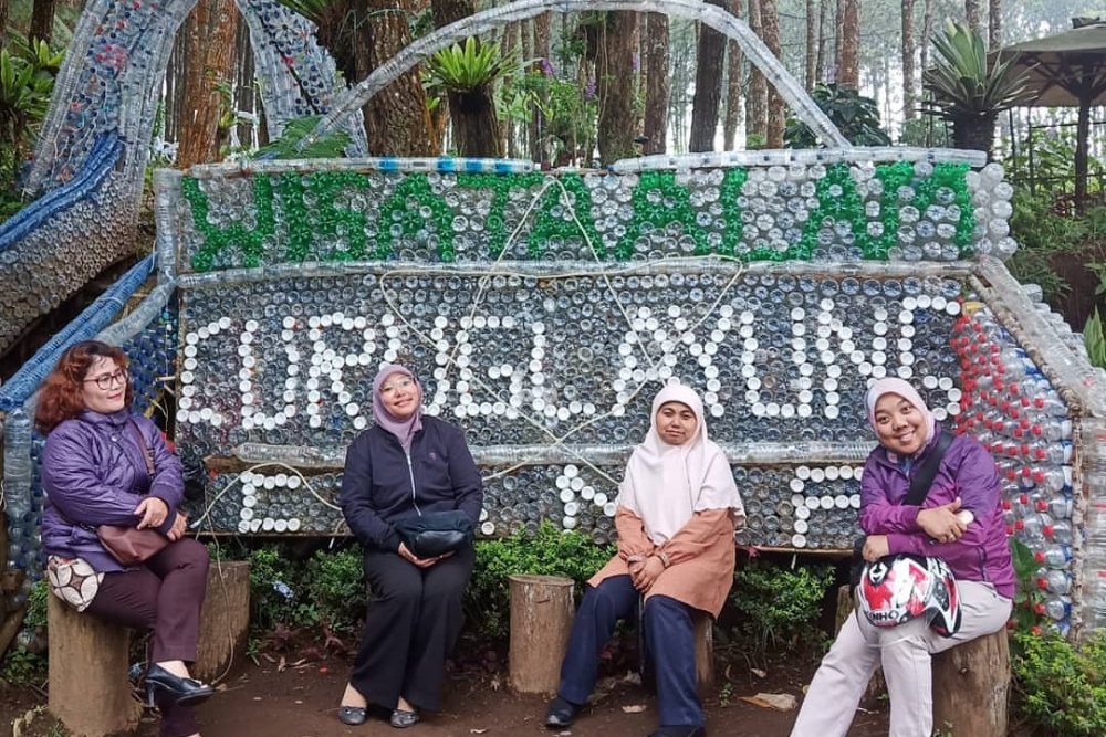 Mengunjungi Kesegaran Curug Layung di Kaki Gunung Burangrang