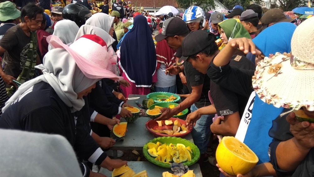 Pesta Buah di Lamongan, Pengunjung Rela Antre untuk Makan Sepuasnya