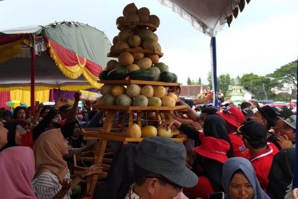 Pesta Buah di Lamongan, Pengunjung Rela Antre untuk Makan Sepuasnya