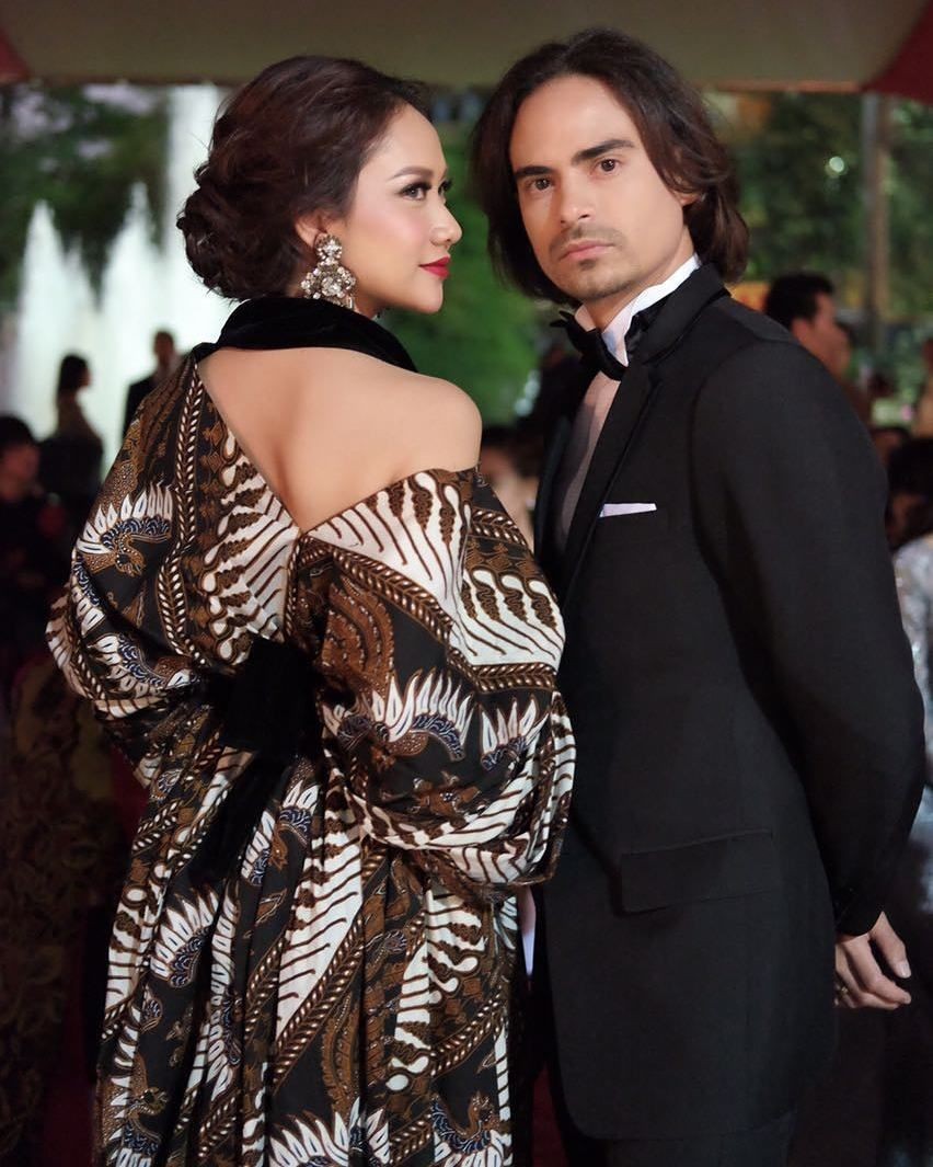 10 Gaya Bunga Citra Lestari Saat Menggunakan Batik, Fashionable!
