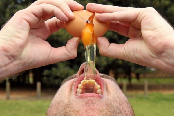 Cara makan telur mentah yang benar