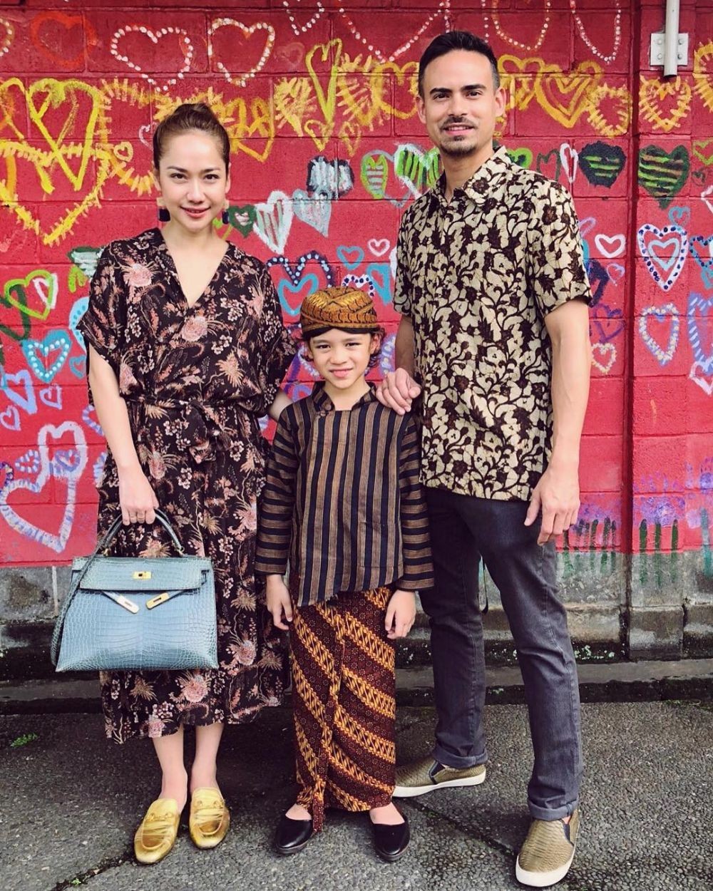 10 Gaya Bunga Citra Lestari Saat Menggunakan Batik, Fashionable!