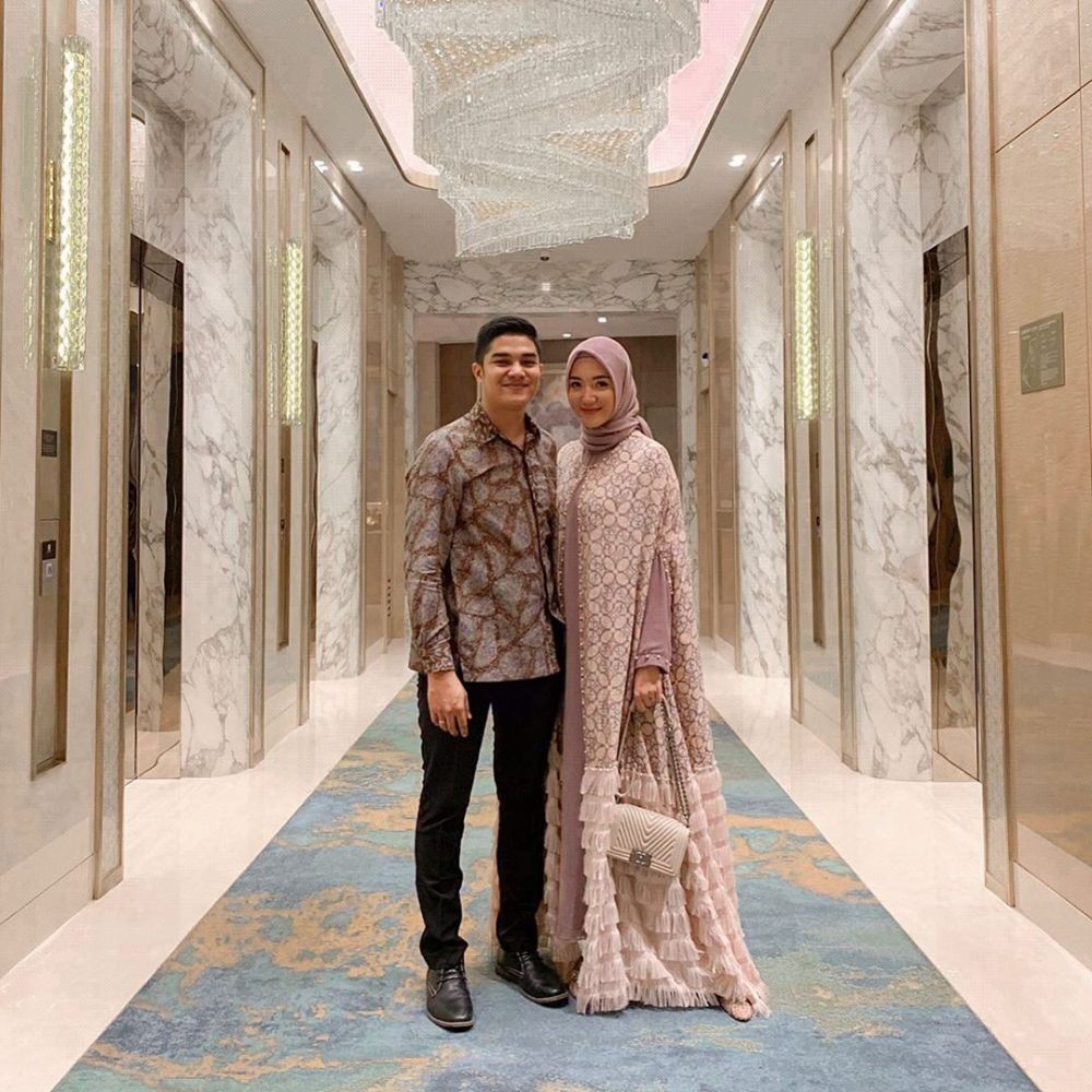 10 Gaya Kondangan dengan Hijab ala Erica Putri