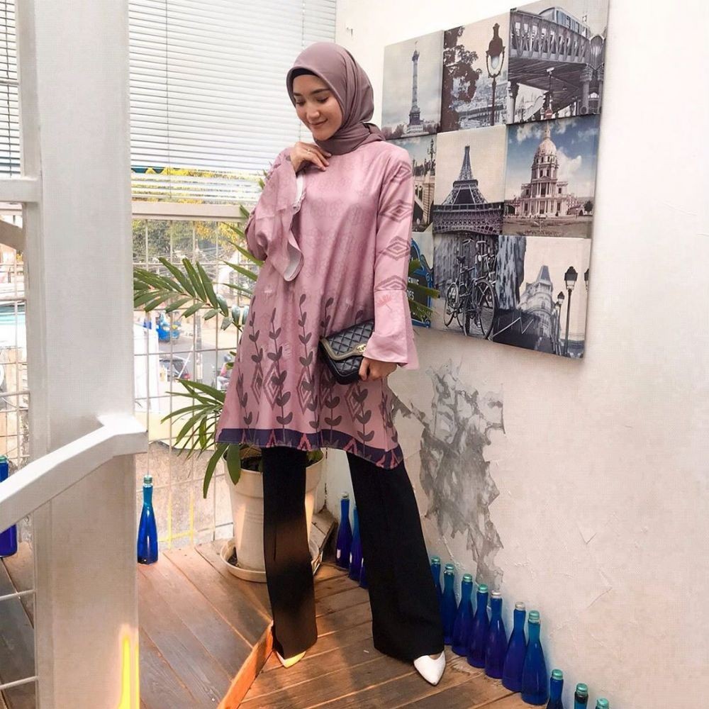 10 Gaya Kondangan dengan Hijab ala Erica Putri