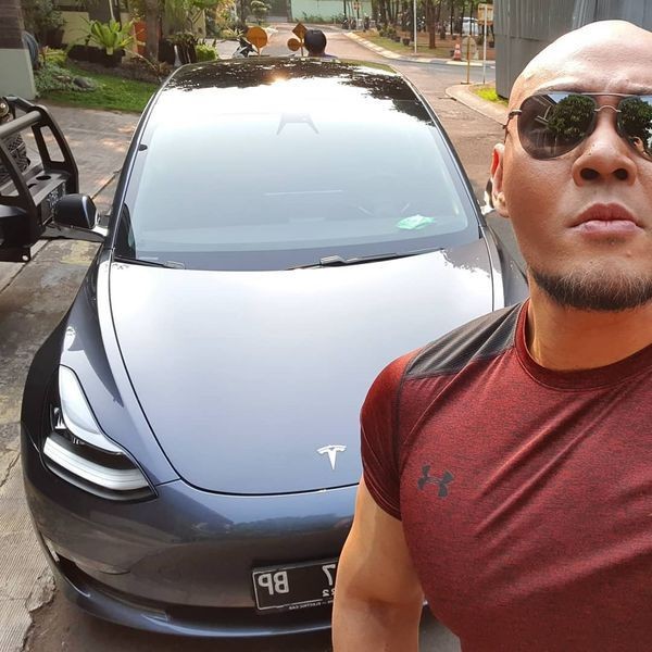 5 Artis dan Politisi Indonesia Pemilik Mobil Listrik Tesla, Canggih!