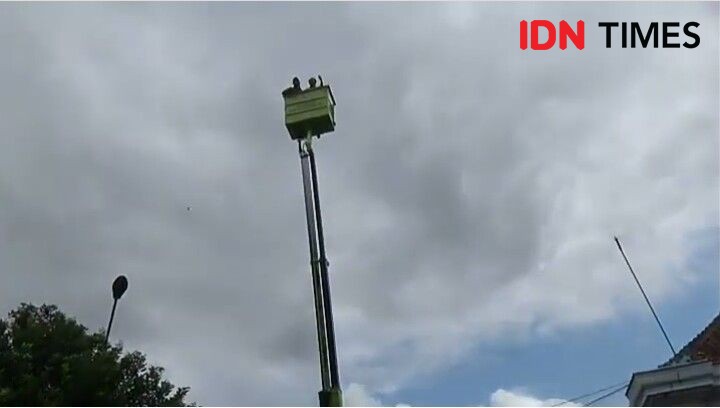 Naik Crane Hingga Ketinggian 14 Meter, Bupati Banjarnegara: Mantap!