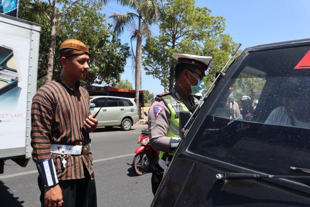 Polisi Ponorogo Tutup Operasi Zebra dengan Berdandan ala Pahlawan   