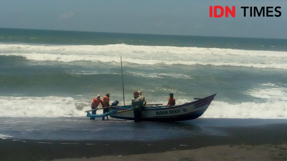 Dihantam Gelombang Pasang, Perahu Nelayan Pantai Baru Terbalik