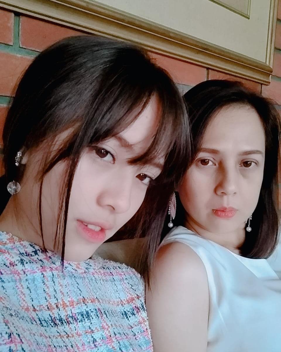 Kompak! 10 Potret Kedekatan Adhisty Zara Eks JKT 48 dengan Ibunda