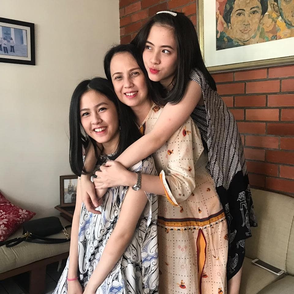 Kompak! 10 Potret Kedekatan Adhisty Zara Eks JKT 48 dengan Ibunda