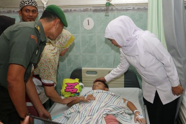 Besuk Korban SD Ambruk, Khofifah Minta Ada Pendampingan