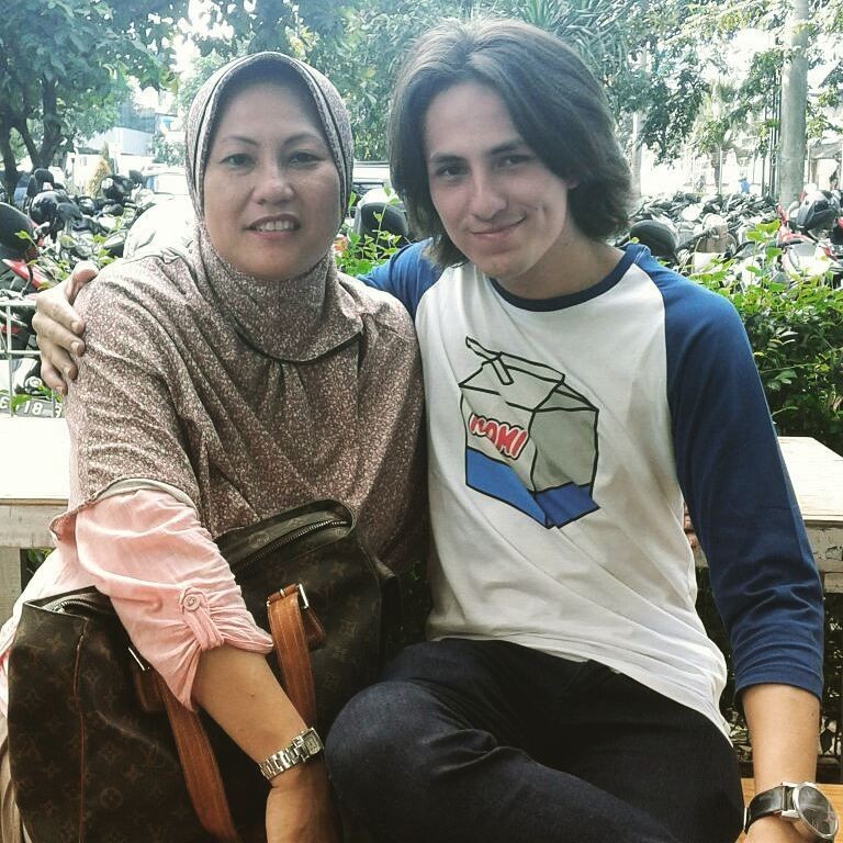 9 Potret Kedekatan Dylan Carr Bersama Keluarga Sebelum Kecelakaan