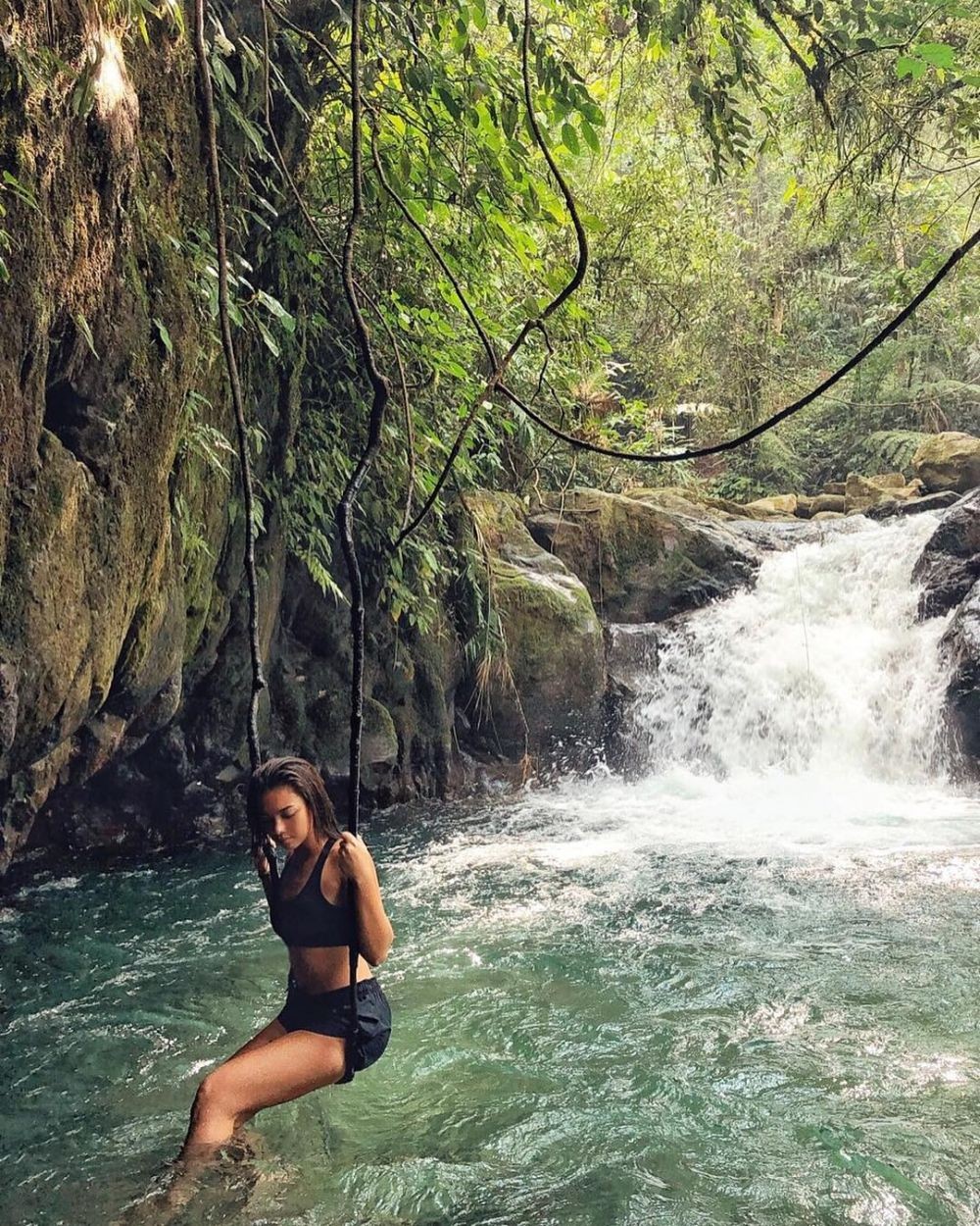 Pamer Body Goals! 10 Potret Kece Liburan ala Angela Gilsha