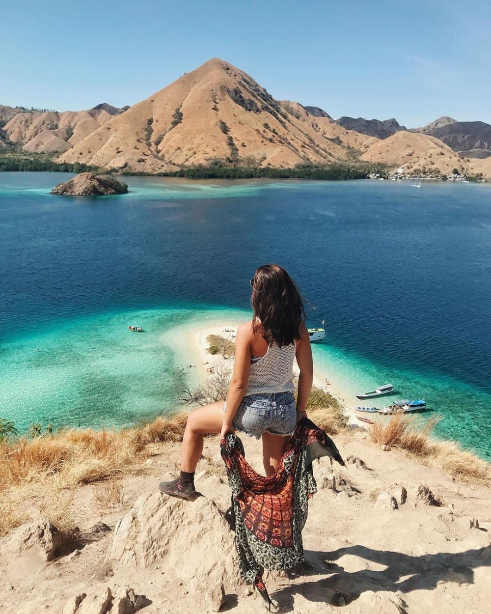 Pamer Body Goals! 10 Potret Kece Liburan ala Angela Gilsha