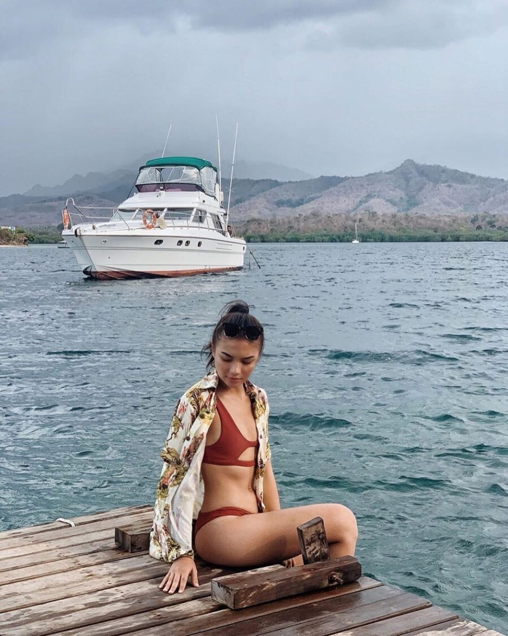 Pamer Body Goals! 10 Potret Kece Liburan ala Angela Gilsha