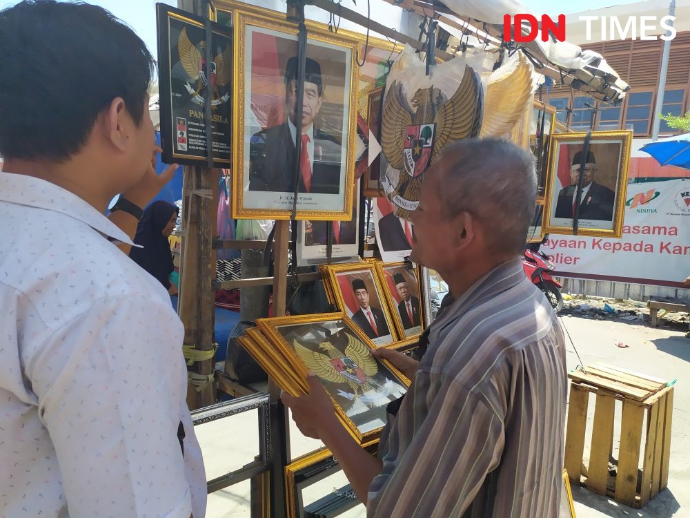 Berlomba-lomba Memburu Berkah dari Pigura Foto Jokowi-Ma'ruf