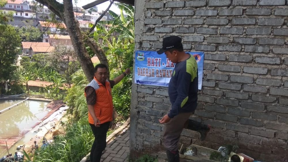 Longsor di Parongpong KBB: 4 Rumah Terancam, Akses Jalan Tertutup