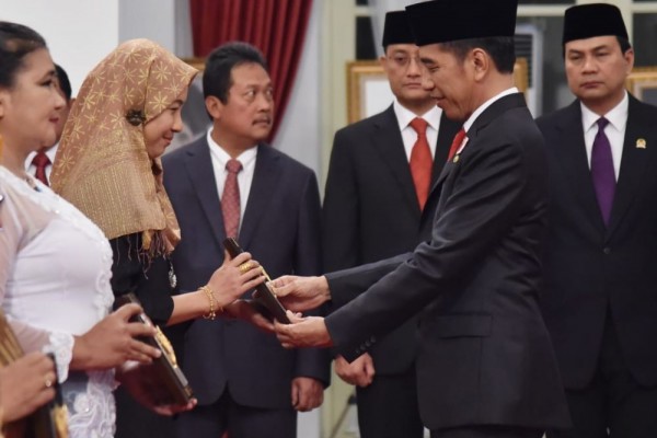 Dampingi Keluarga KH Masjkur Terima Penghargaan, Khofifah: Teladani!