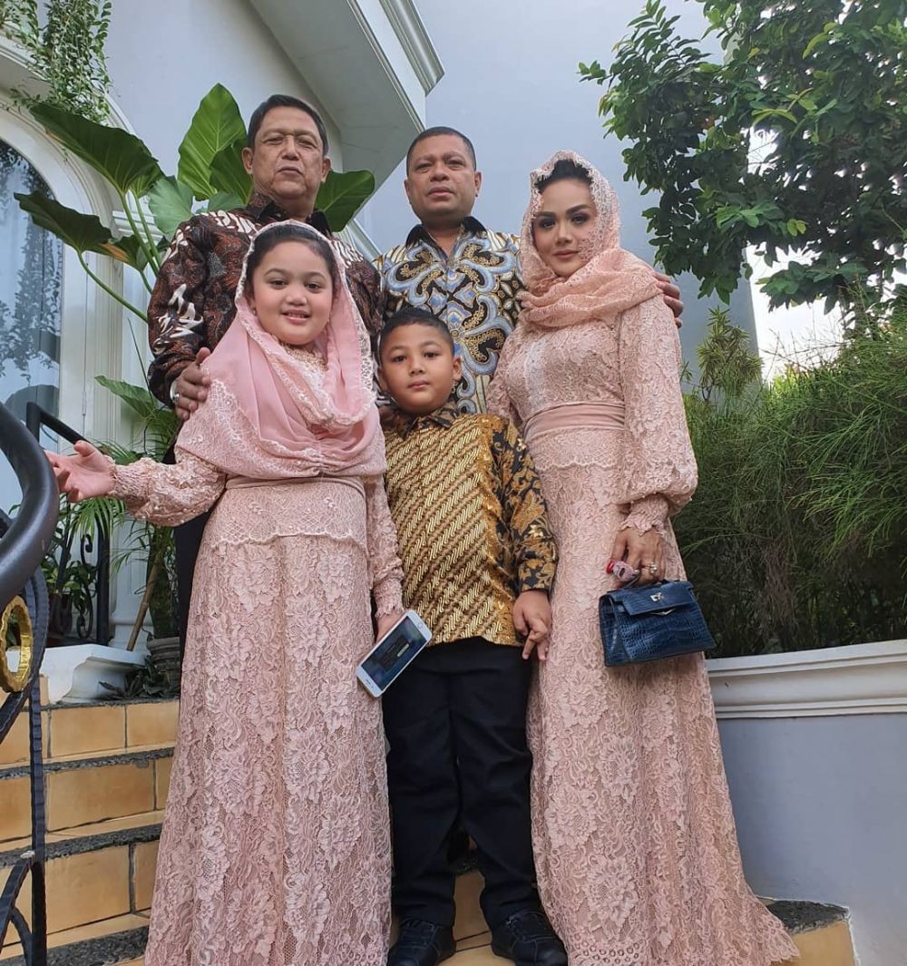 9 Potret Mesra KD dan Raul Lemos di Pengajian dan Siraman Sang Adik