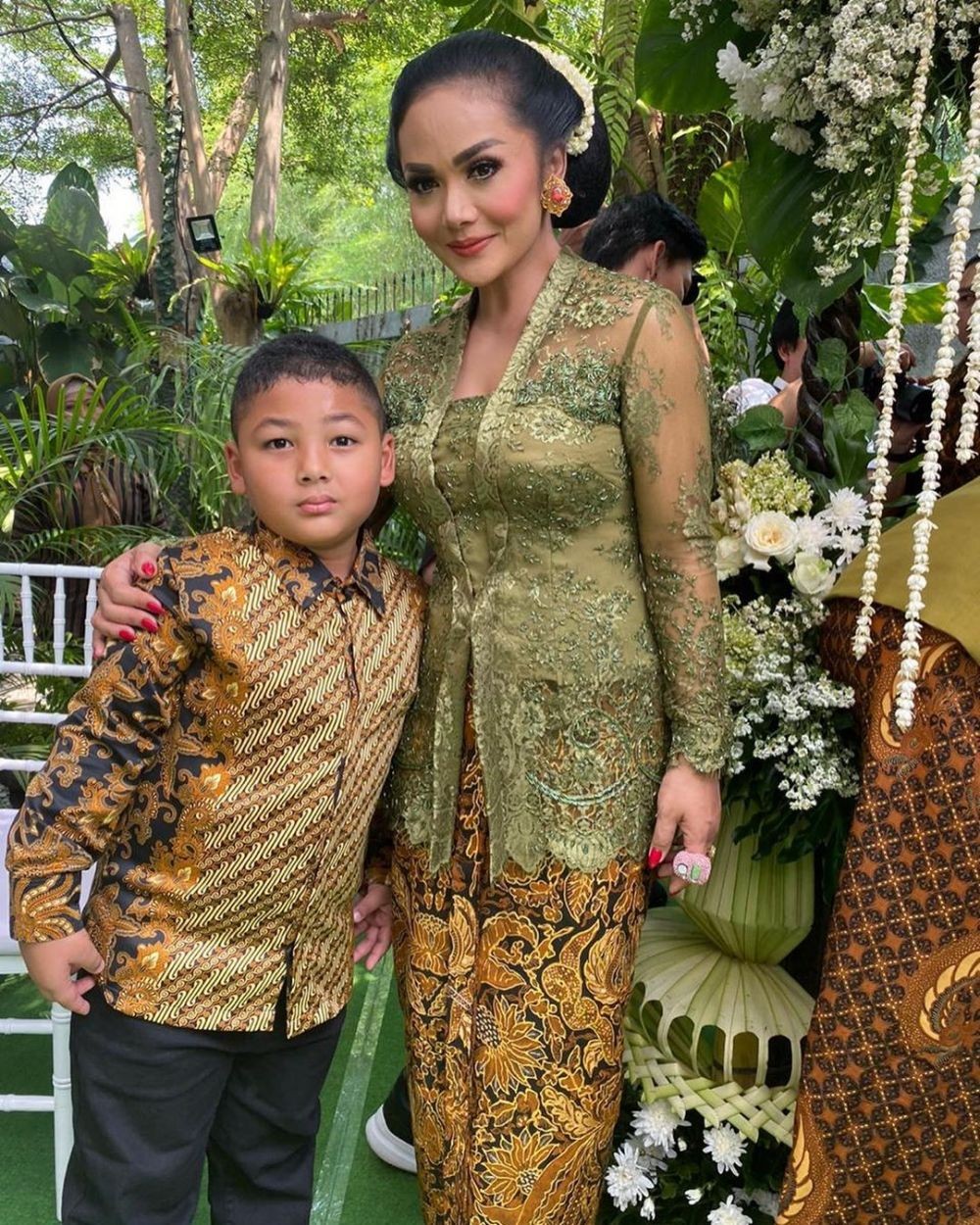9 Potret Mesra KD dan Raul Lemos di Pengajian dan Siraman Sang Adik