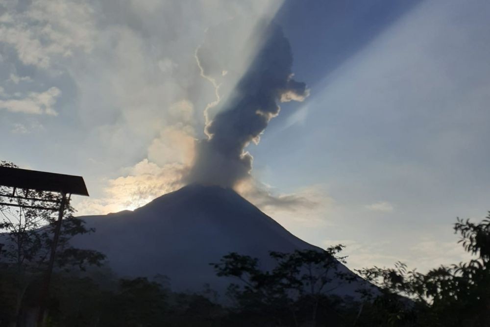 Gunung Merapi Meletus, Cuaca Panas Menyengat Melanda Candi Borobudur