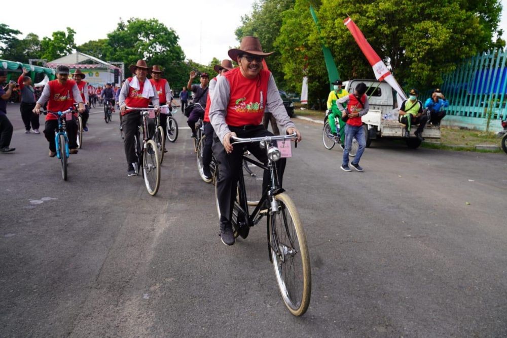 Hari Guru, Wamenag Ajak Pendidik Madrasah Bersepeda Keliling Jogja